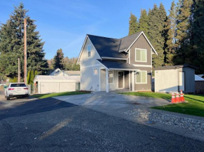 Newly built home, ample parking, near SEA Airport
